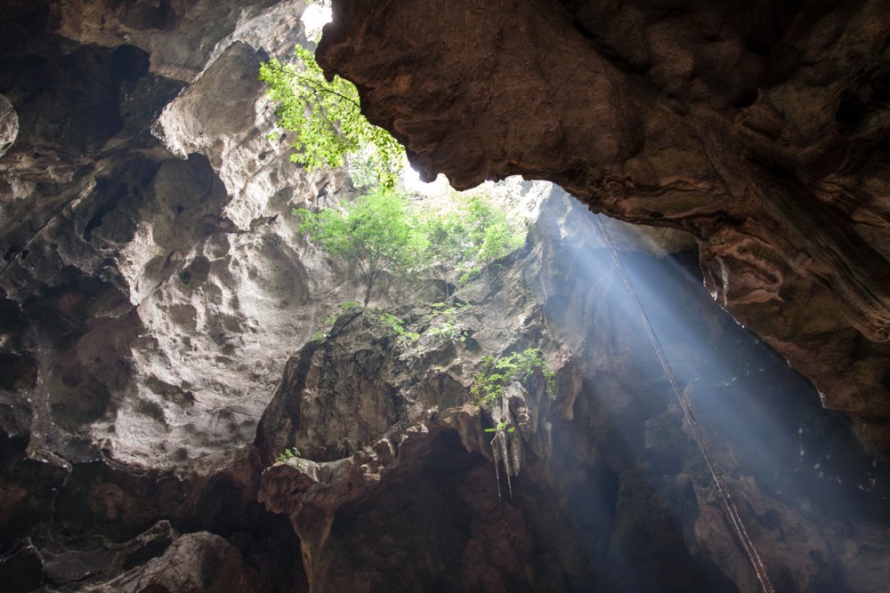Пещерные храмы Таиланда часто имеют естественное освещение, что придает им ощущение волшебства.
