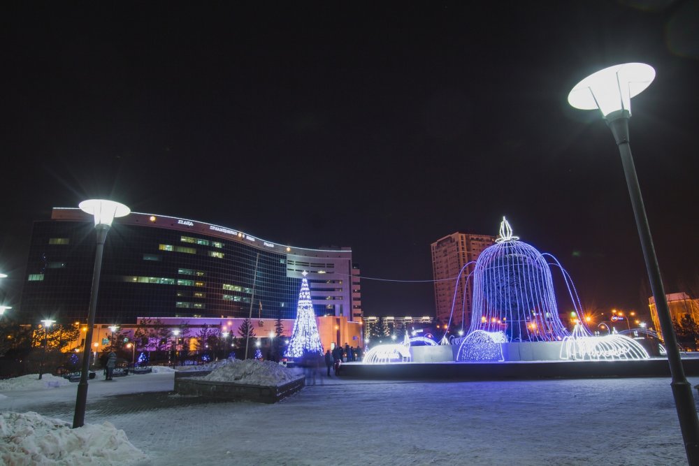 Фото Турар Казангапов © Новогодняя елка у здания Министерства финансов Казахстана. Всего к городе установили около 40 различных елок.