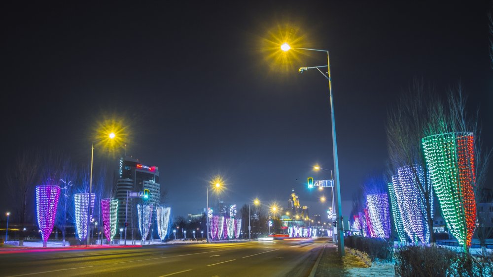 Фото Турар Казангапов © Проспект Сарыарка. Прогуливаясь по ночному городу, можно увидеть, как украшены деревья, как с помощью светодиодной подсветки переливаются разными цветами мосты и арки города.