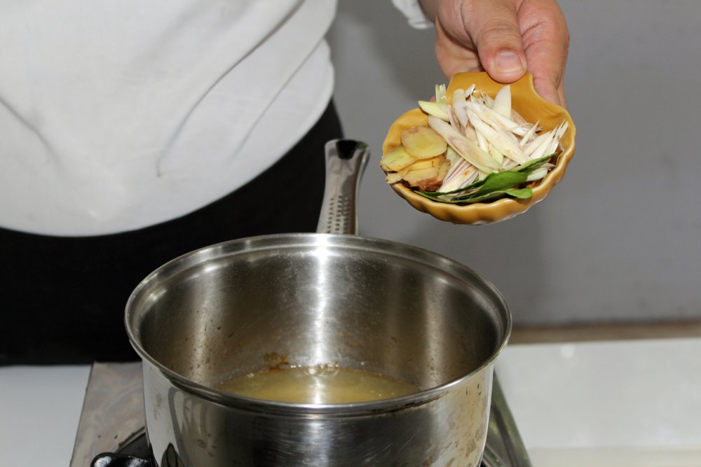 В кипящий бульон кладем нарезанные дольками толщиной в 1-2 мм галанган, лемонграсс и листочки лайма. 
