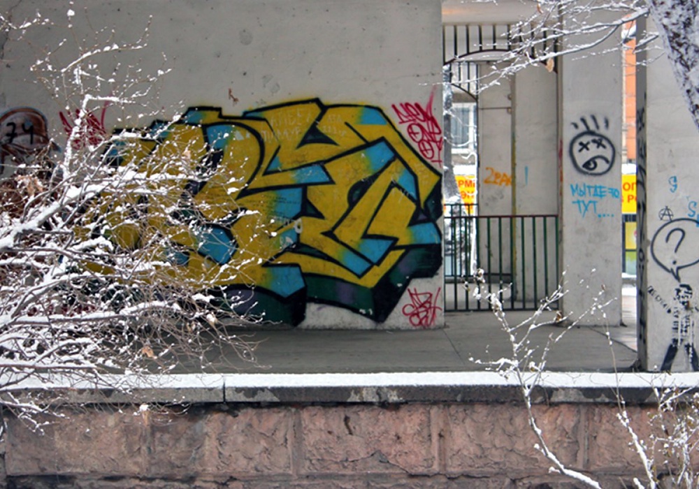 Термин "граффити" происходит от итальянского глагола graffiare - царапать. Получается, что настоящими граффити можно считать только выцарапанные рисунки. Фото © Николай Колесников