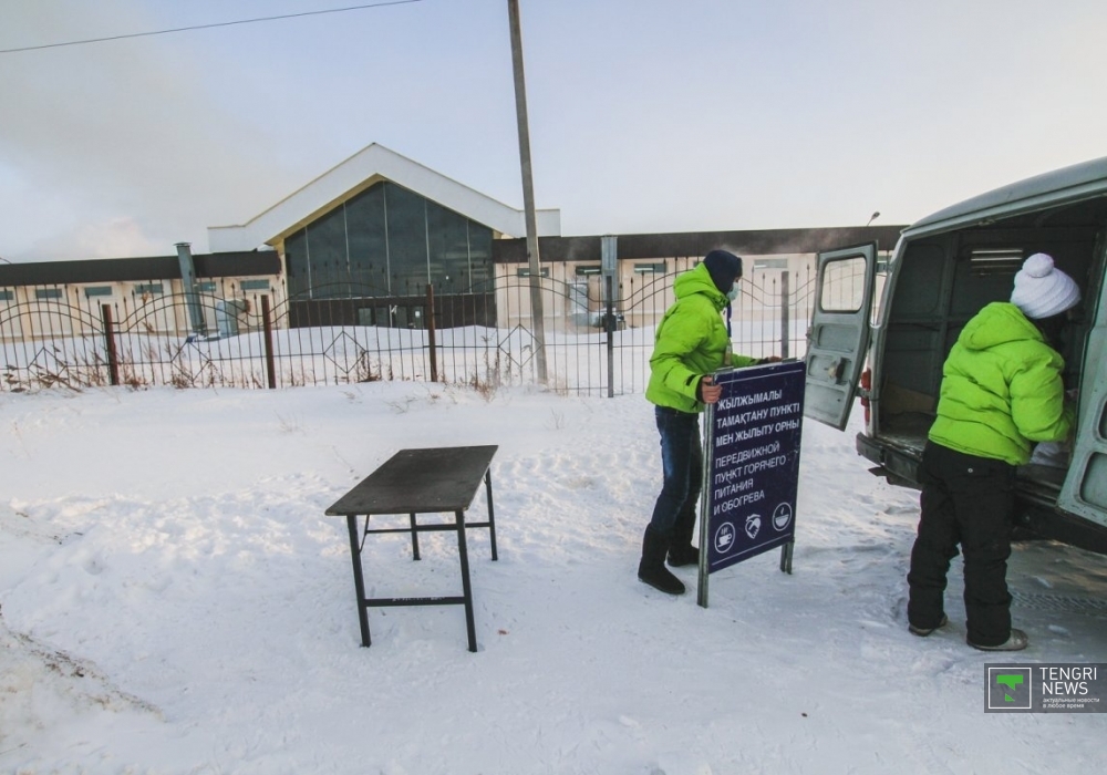 Сотрудники центра разворачивают передвижной пункт горячего питания и обогрева. В сутки они развозят по 5 точкам города порядка 100 порций еды. Цена одной порции городскому бюджету обходится в 330 тенге. Фото Турар Казангапов ©