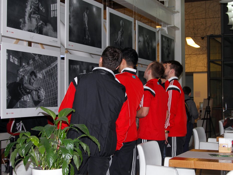 Кроме обычных зрителей посетили выставку и игроки "Кайрата", и сразу стали ее фишкой.