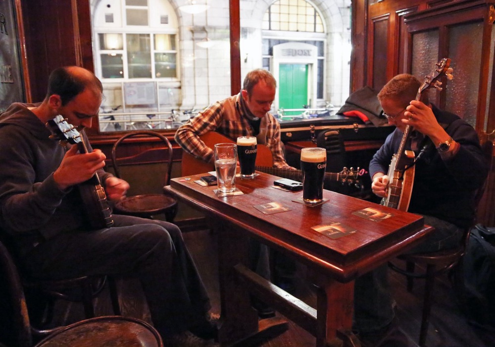 Достать банджо и гитару и начать играть в унисон - обычное дело для ирландцев в пабах. Фото Владимир Прокопенко©