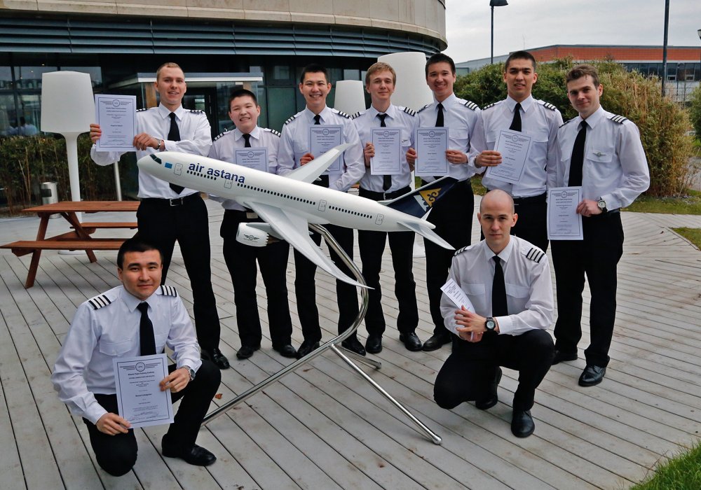Казахстанские курсанты получили сертификаты пилотов в Корке. Фото Владимир Прокопенко©