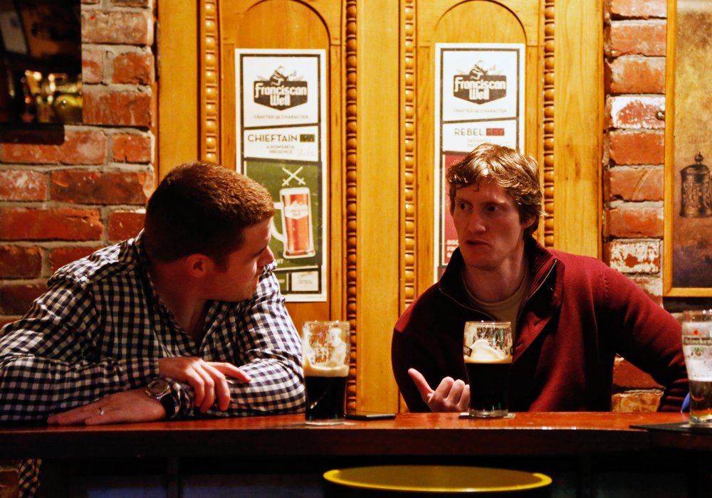Посиделки в пабах - это своего рода традиция для ирландцев. Пьют пива много, но цель - не напиться, а пообщаться с друзьями. Фото Владимир Прокопенко©