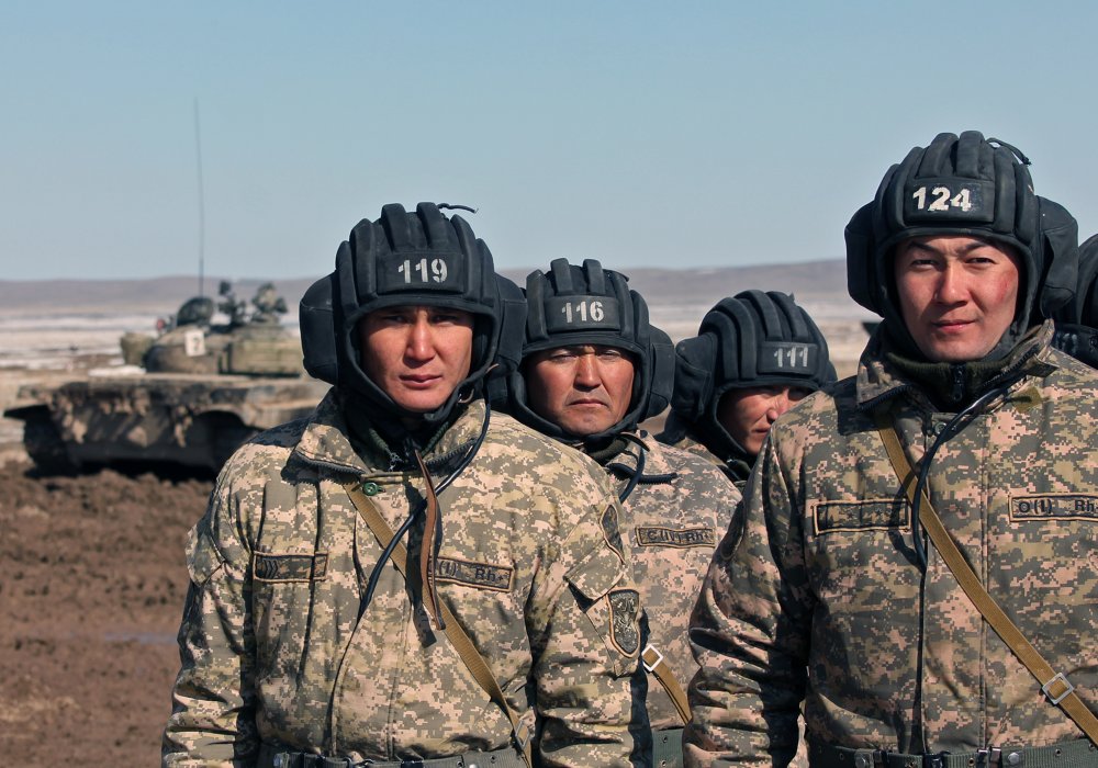Экипаж командира взвода первого танкового батальона Баглана Калыбаева (справа) прошел в отборочный полуфинал.