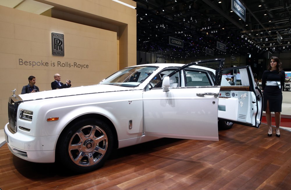 Марка Rolls-Royce привезла на Женевский автосалон уникальную спецверсию седана Rolls-Royce Phantom под названием Serenity "Безмятежность". © REUTERS
