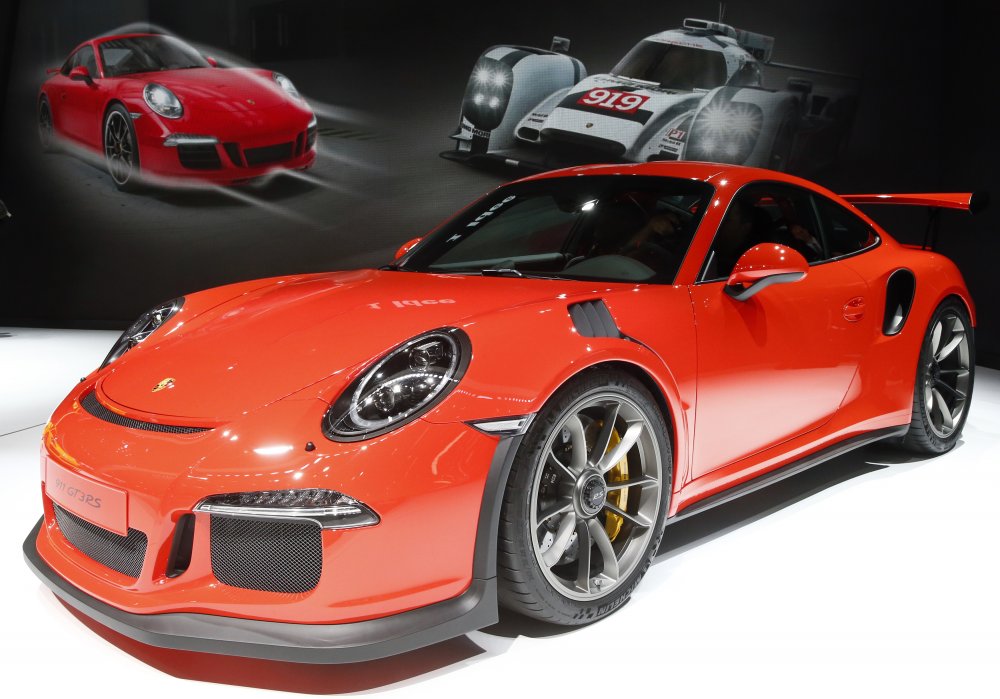 Мотор Porsche 911 GT3 RS работает в паре с модернизированной семиступенчатой коробкой передач и обеспечивает спорткару ускорение с места до ста километров в час за 3,3 секунды. © REUTERS