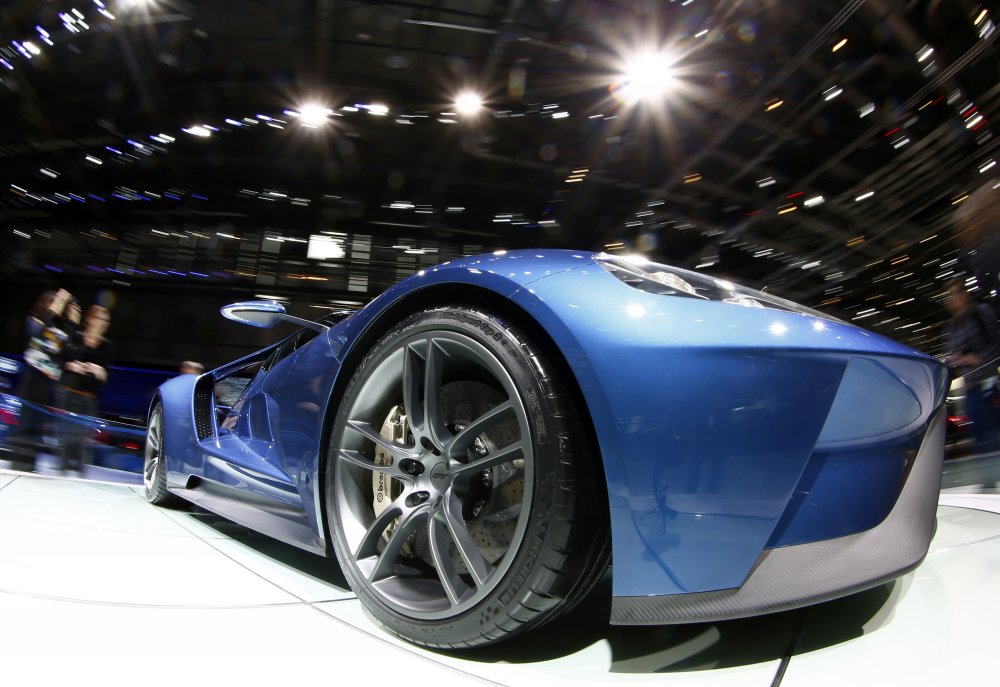 Суперкар оснащается 3,5-литровым би-турбо-мотором V8 мощностью 608 лошадиных сил, работающим в паре с 7-диапазонным "роботом".© REUTERS
