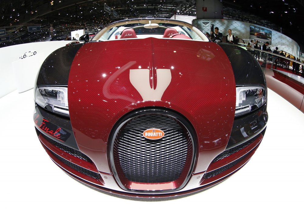 В компании Bugatti не стали мелочиться и сделали аж гиперкар Bugatti Veyron Grand Sport Vitesse La Finale. В компании говорят, что приехавшая в Женеву новинка является "кульминацией беспрецедентной главы в автомобильной истории".© REUTERS