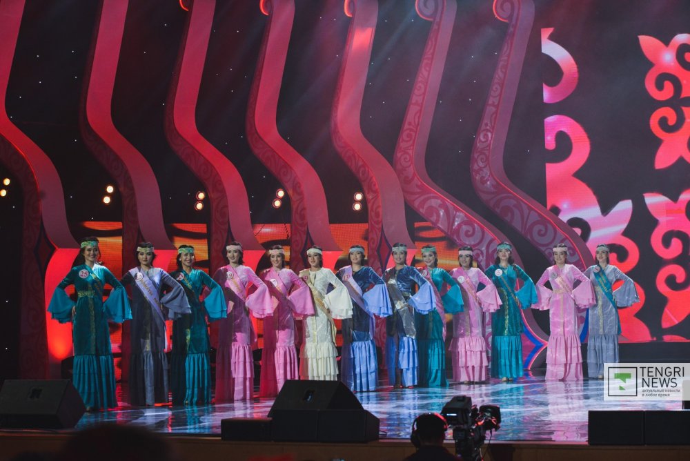 Участницы демонстрировали платья от казахстанских дизайнеров, проявляли свои таланты в творческом конкурсе и отвечали на каверзные вопросы во время интеллектуального этапа. Фото Турар Казангапов ©
