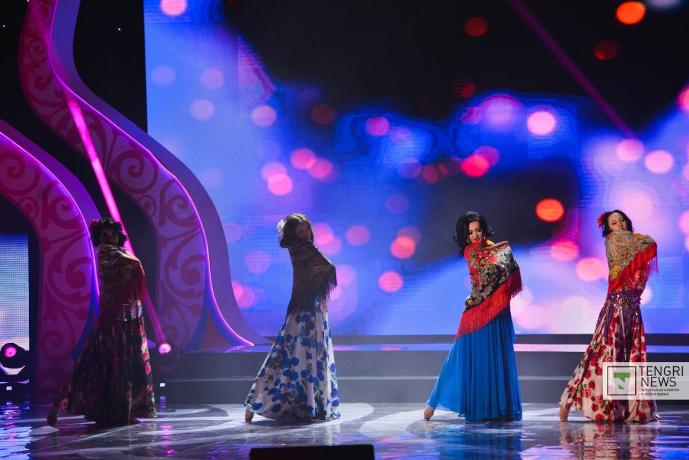 Певица Ерке Есмахан выступила совместно с тремя конкурсантками, которые исполнили цыганский танец. Фото Турар Казангапов ©