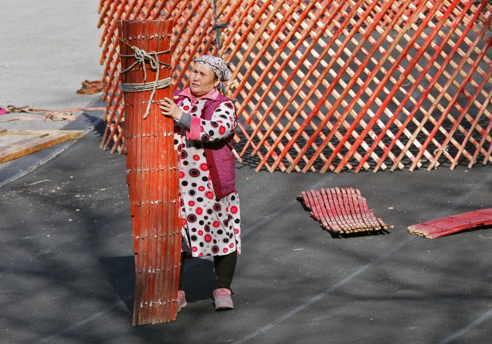 Традиционно вся работа по установке юрты возлагалась на жещин. Фото © Николай Колесников