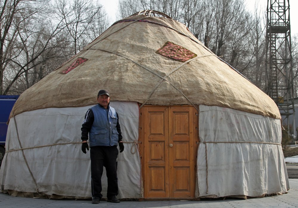 Для надежности кошмы перетягивают арканами, и вот - юрта почти готова! Фото © Николай Колесников