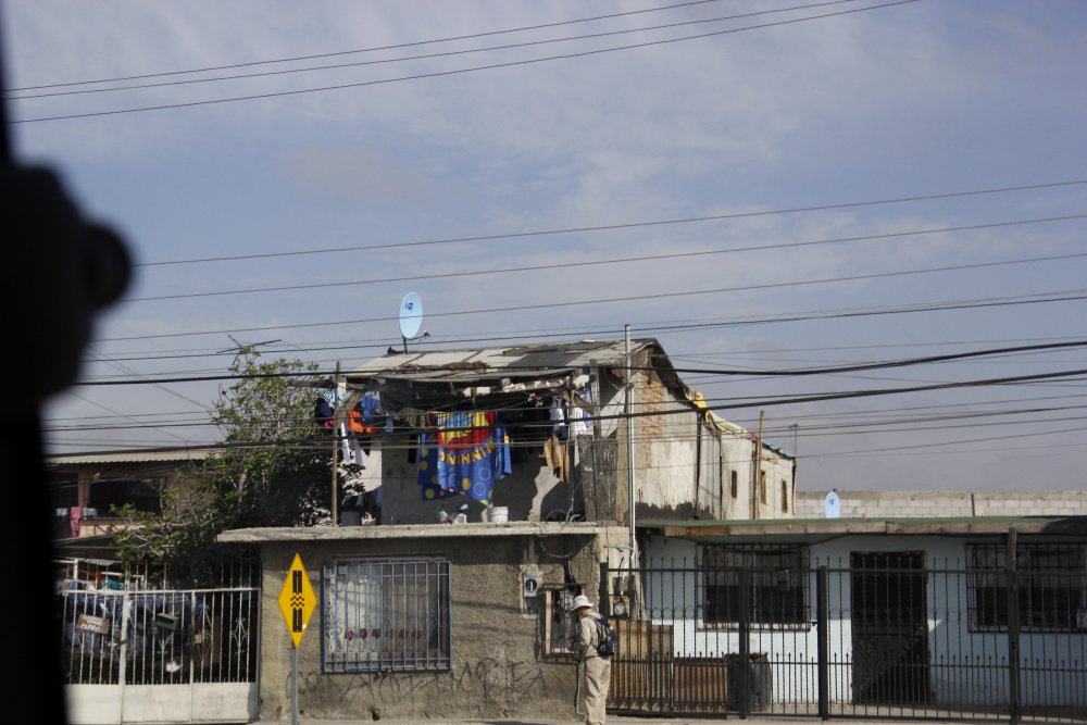 После того, как граница пройдена, открываются мексиканские пейзажи. Разница налицо - высокий уровень бедности. К слову, город у границы - Тихуана - один из самых благоприятных и безопасных в Мексике. Здесь расположены градообразующие заводы крупнейших IT-компаний, поэтому населению есть, где работать. ©Дмитрий Хегай