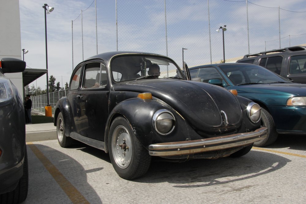 VW Beetle во многих странах давно списан в утиль, а здесь он считается вполне рабочей "лошадкой". ©Дмитрий Хегай