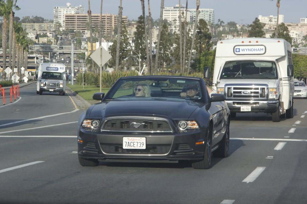 К слову, рестайлинговый Ford Mustang (один из представителей американских Muscle Car) здесь не считается роскошью. В США базовая версия Mustang'а стоит менее 25 тысяч долларов. ©Дмитрий Хегай