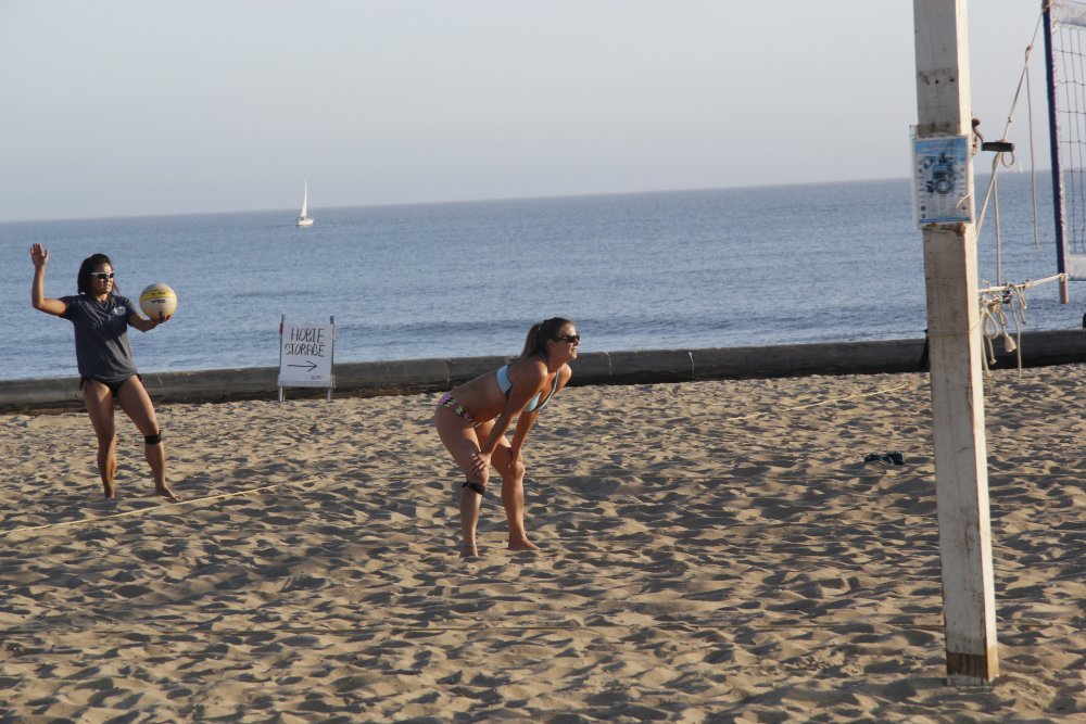На пляже мало кто купается, зато люди активно играют в волейбол. ©Дмитрий Хегай