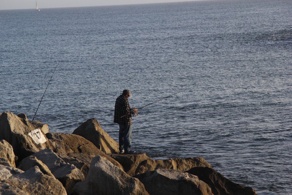 Здесь же, на скалах, стоят рыбаки. ©Дмитрий Хегай