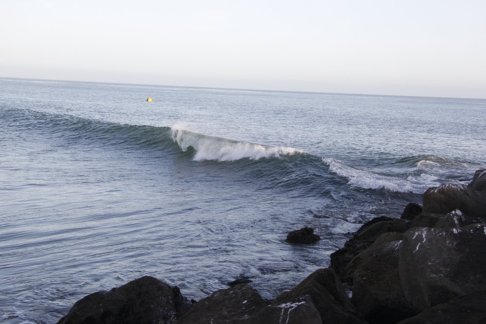 К вечеру океан покрылся волнами. Их достаточно, чтобы заниматься серфингом, но лезть в воду в этот день никто не захотел. ©Дмитрий Хегай