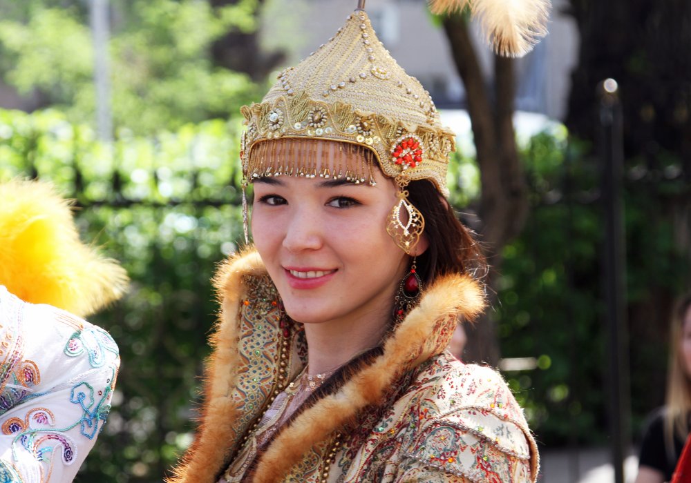Девушки продемонстрировали разные вариации казахской национальной одежды Фото © Роза Есенкулова