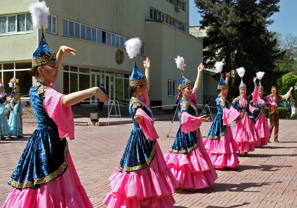 Грациозные девушки исполняют казахский танец. Фото © Роза Есенкулова