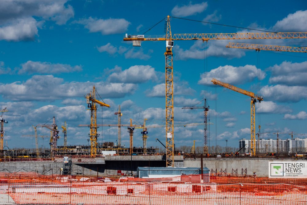 Около 70 кранов сейчас установлены на стройплощадке EXPO, работают 3,5 тысячи строителей. Фото Турар Казангапов ©