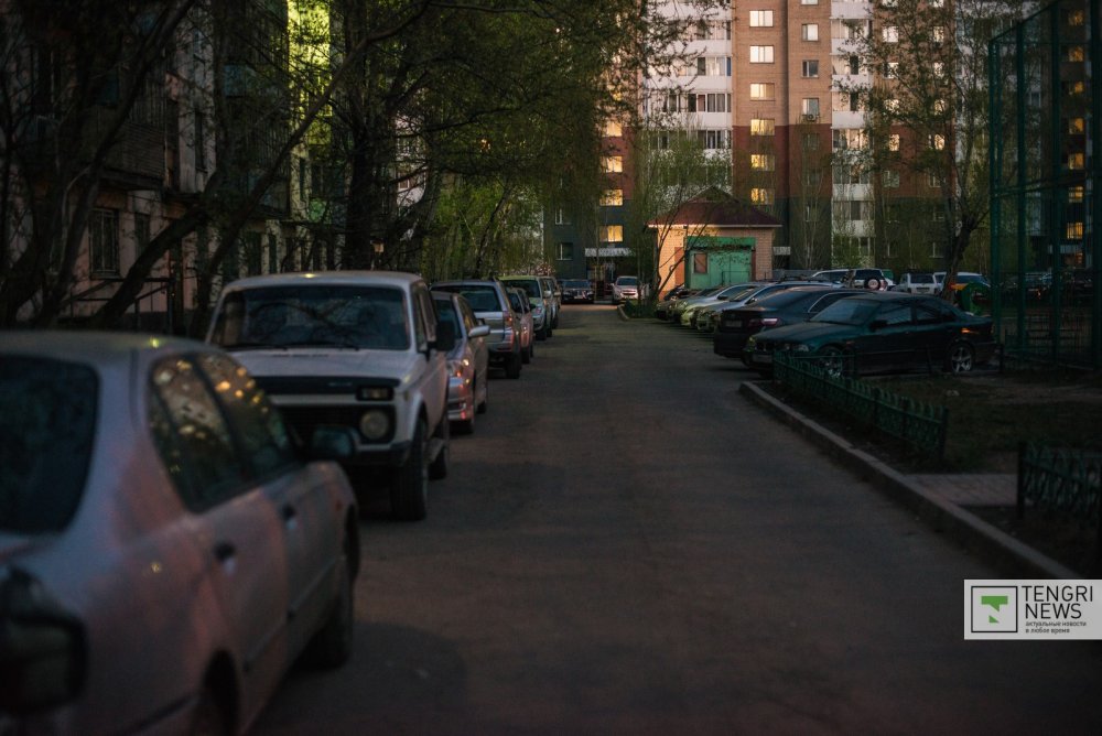 Во дворах жилых домов настолько тихо, что отчетливо слышен каждый шорох. Фото Турар Казангапов ©
