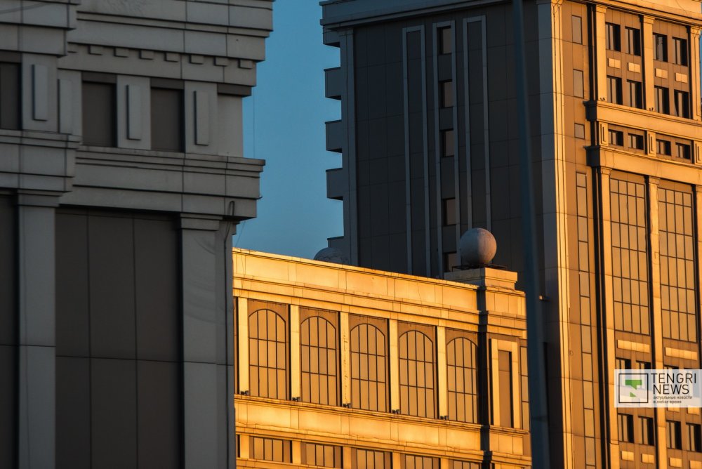 Офисы корпораций, отели и другие здания загораются золотым cветом. Фото Турар Казангапов ©
