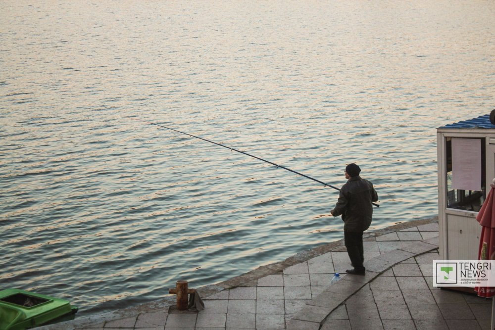 Этот мужчина здесь работает сторожем. Утренняя рыбалка - это своего рода "бонус" для него. Фото Ренат Ташкинбаев ©