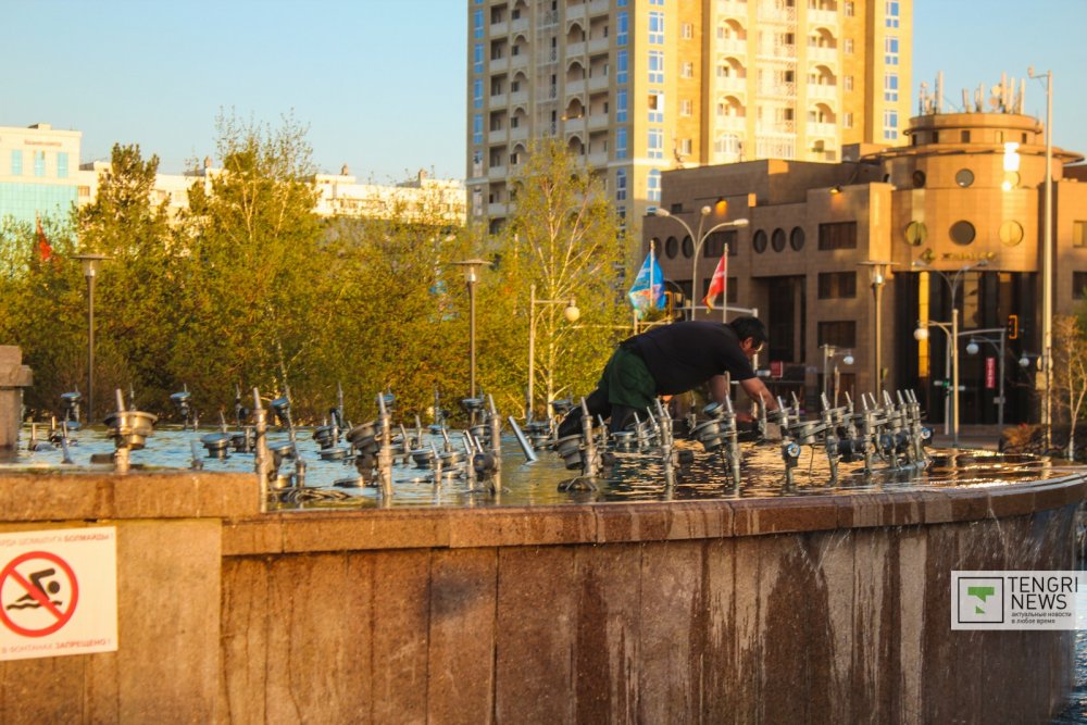 Этот человек отвечает за фонтан напротив Министерства финансов. Фото Ренат Ташкинбаев ©