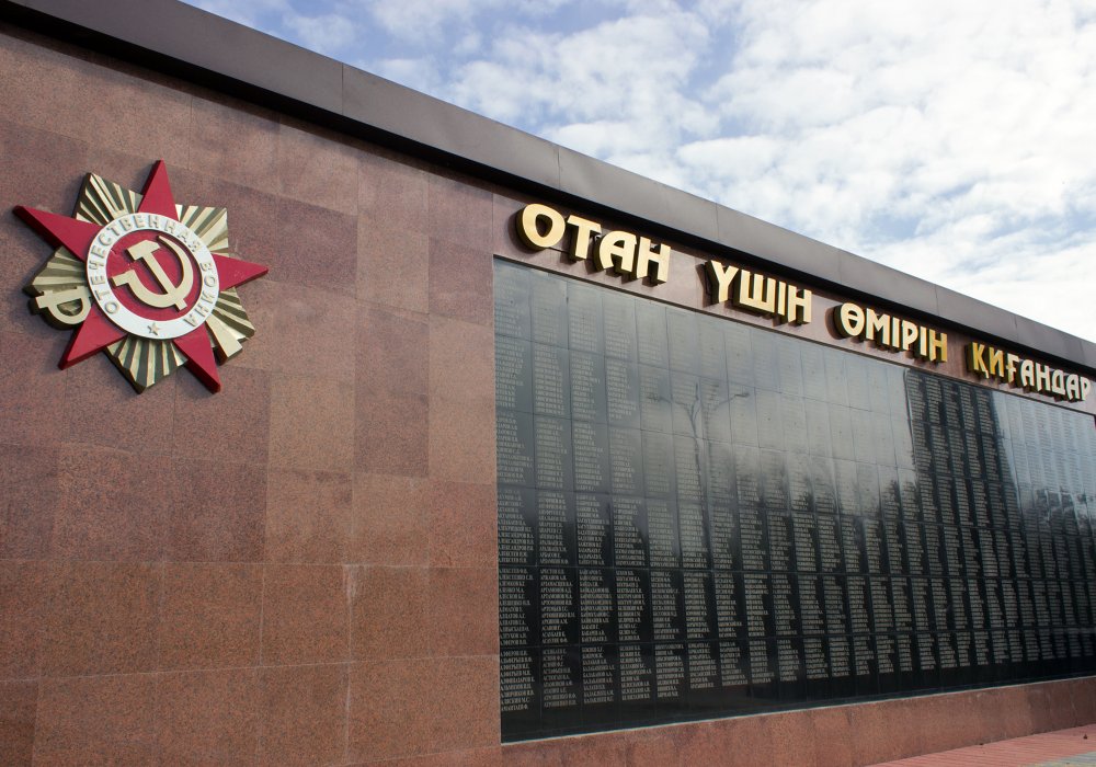 Мемориал также представляет из себя Стену Памяти с фамилиями костанайцев, погибших в годы Великой Отечественной войны.  ©Tengrinews.kz