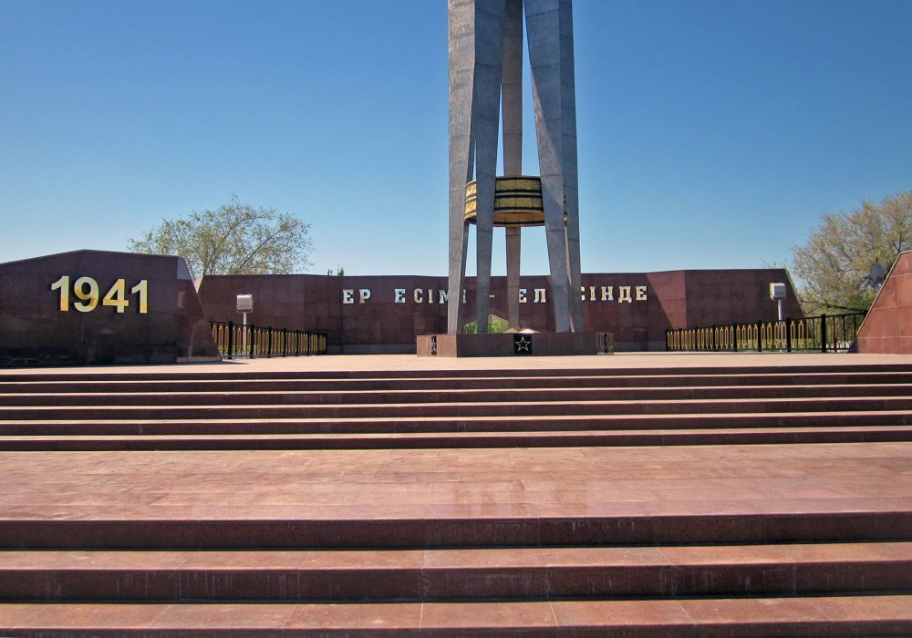 Вечный огонь в Кызылорде расположен на площади "Тағзым". Он включает в себя непосредственно Вечный огонь, монумент славы "Ер есімі - ел есінде" ("Имя героя - в памяти страны"), а также сквер, расположенный позади комплекса. ©Tengrinews.kz