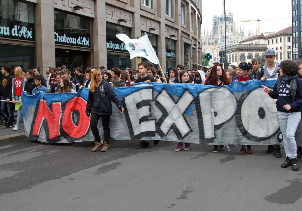 В этот же день проходил митинг противников выставки EXPO-2015 - люди вышли на улицу с транспарантами. ©Роза Есенкулова