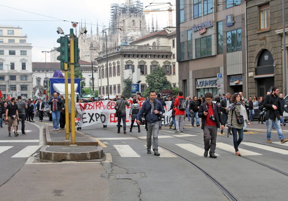 Они оккупировали центр города и выкрикивали "Мы против EXPO". ©Роза Есенкулова