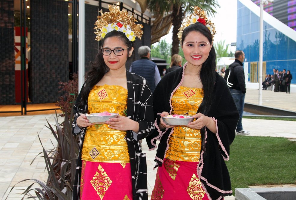 Вам показалось, что это где-то в Таиланде? Нет, это балийки в Милане. 1 мая в городе открылась всемирная выставка EXPO-2015, участниками которой являются 144 страны, в том числе и Индонезия. ©Роза Есенкулова