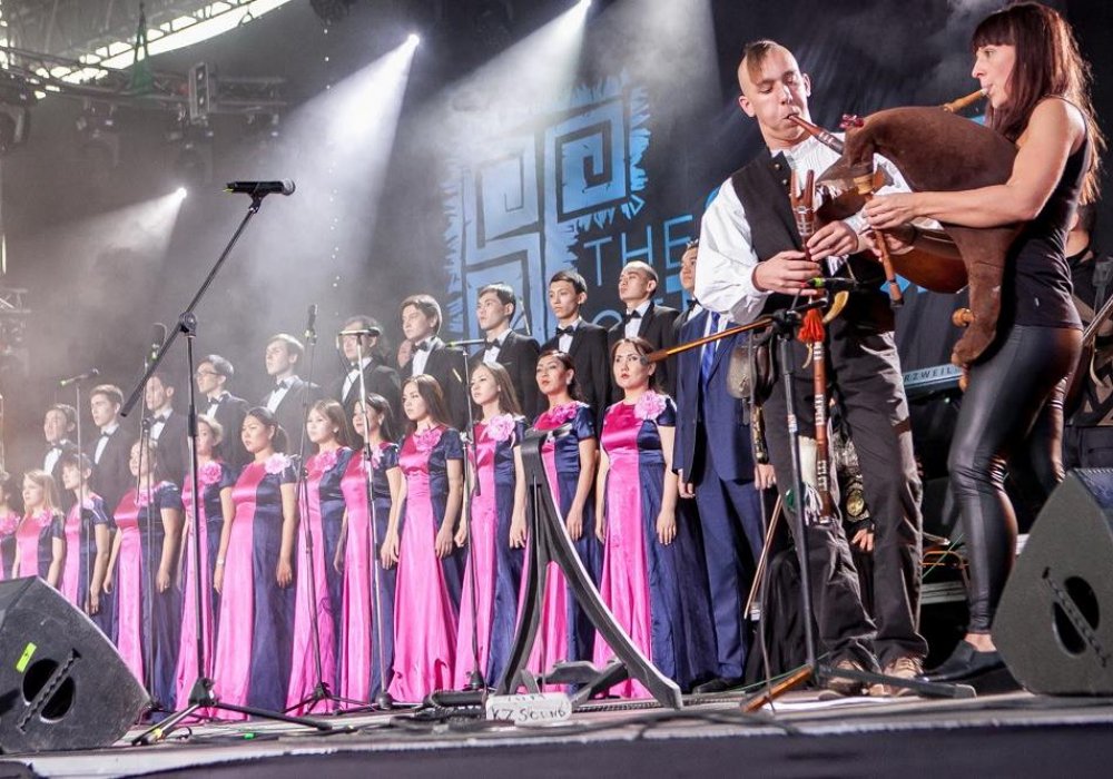 Знаменитую композицию казахстанского музыканта исполнили участники фестиваля совместно с хором Казахской национальной консерватории имени Курмангазы.Фотографии с сайта концертного фото <a href="http://onparty.me/spirit-of-tengri-2015">onparty.me</a>