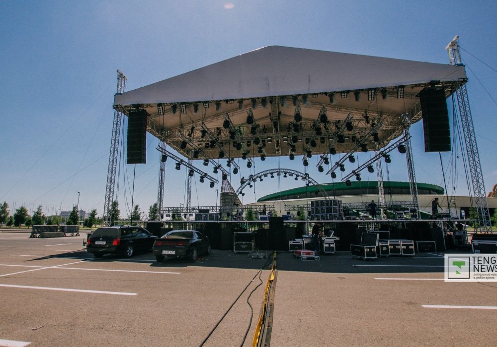 На площадке у стадиона "Астана-Арена" уже практически установили сцену. Здесь на протяжении трех дней: 3, 4 и 5 июля будет проходить фестиваль современной музыки. Фото Турар Казангапов ©
