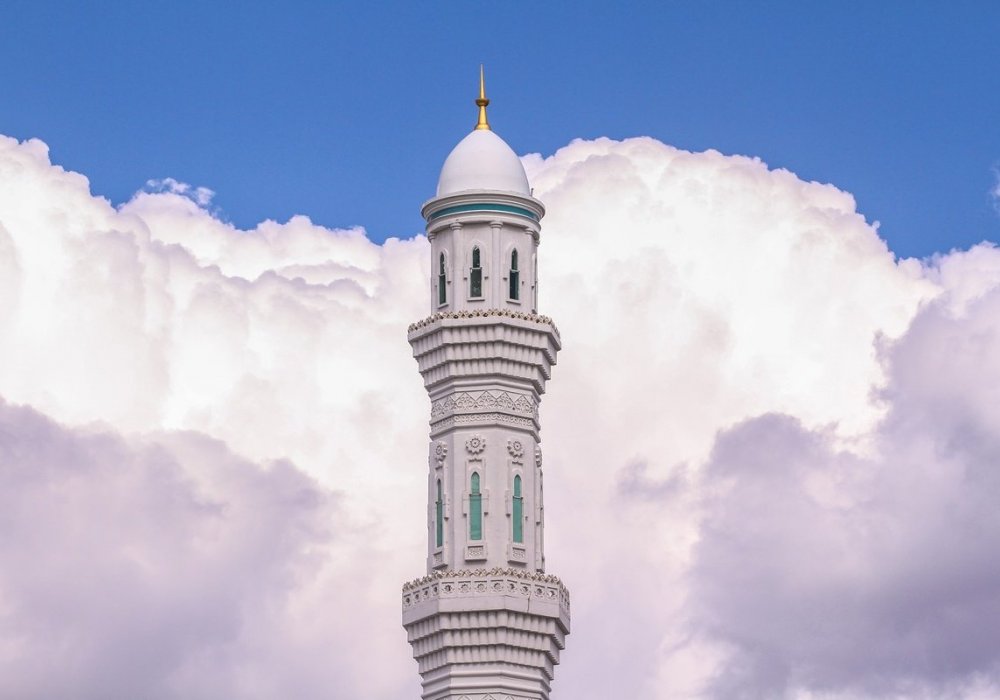 Это тоже Астана. Минарет столичной мечети устремляется в самое небо. Фото Турар Казангапов ©