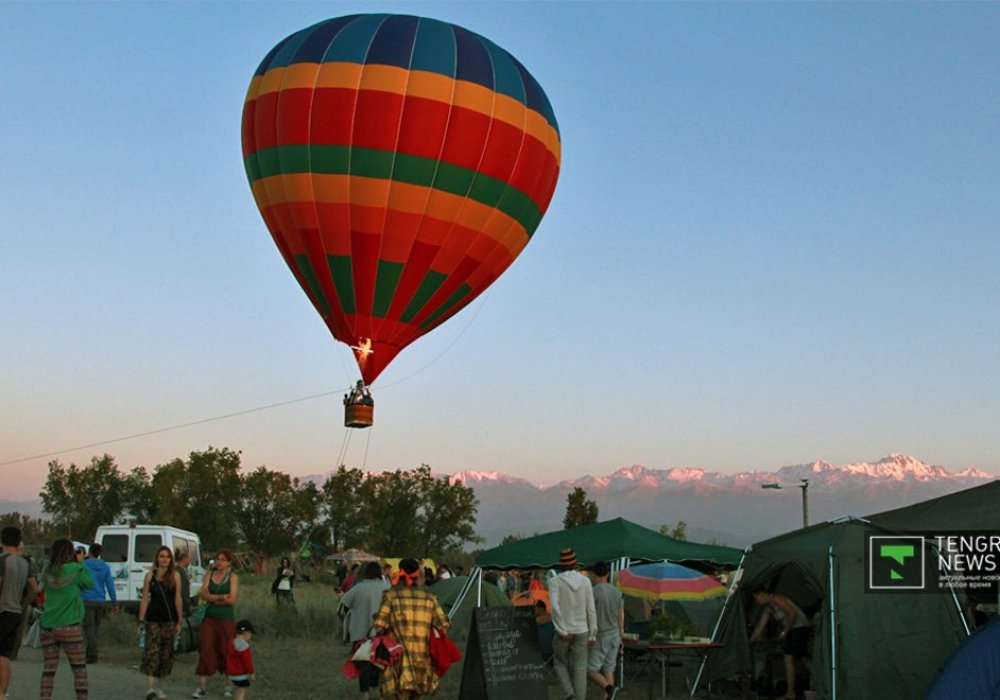 Во второй день фестиваля в небо поднялся воздушный шар. Фото Владимир Прокопенко©