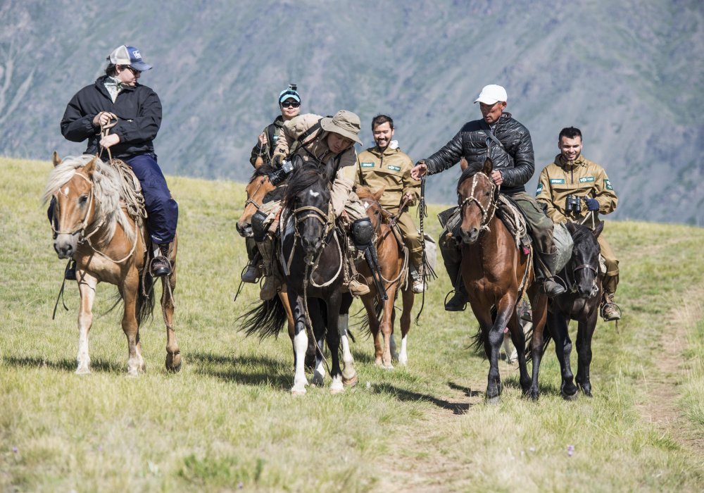На лошадях отправляется в путь и съемочная команда. Фото © Андрей Кулагин