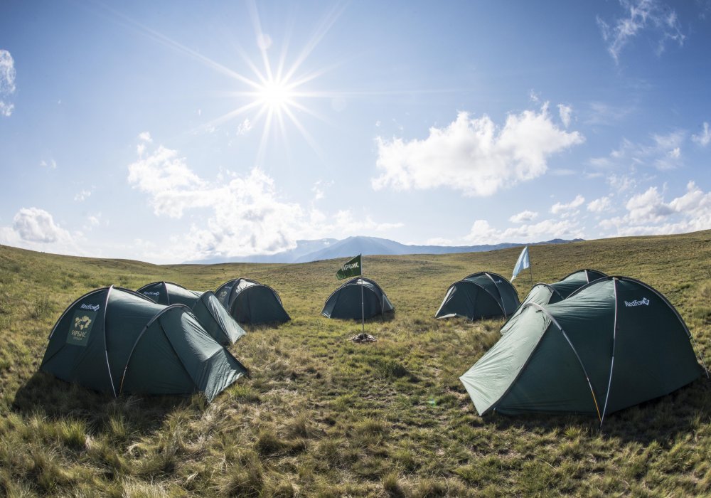 После долгой дороги участники экспедиции нашли идеальное место и разбили палаточный лагерь. Фото © Андрей Кулагин