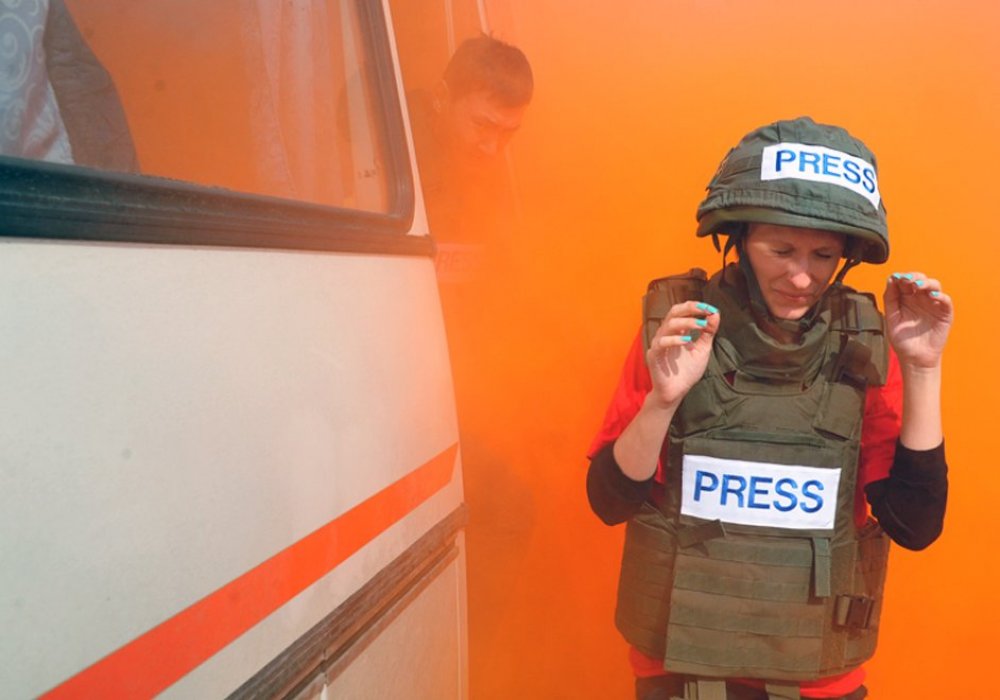 Растерявшись, казахстанские журналисты не смогли объективно оценить ситуацию и допустили ряд ошибок. Так, по словам военных инструкторов, репортерам не следовало покидать автобус, так как снаружи они становятся открытой мишенью и могут спровоцировать террористов.