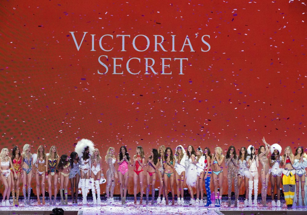 Чтобы представить новую коллекцию белья и купальников, на подиум вышли 15 ангелов Victoria's Secret, а также дебютантки шоу. Фото © REUTERS