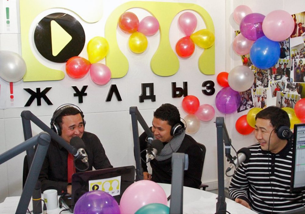 Ближе к 10 утра, праздничную атмосферу пришли поддержать представители казахстанской эстрады. Так, компанию ведущему радио Жасулану Кали составили певцы Нуржан Керменбаев и Гадилбек Жанай.
