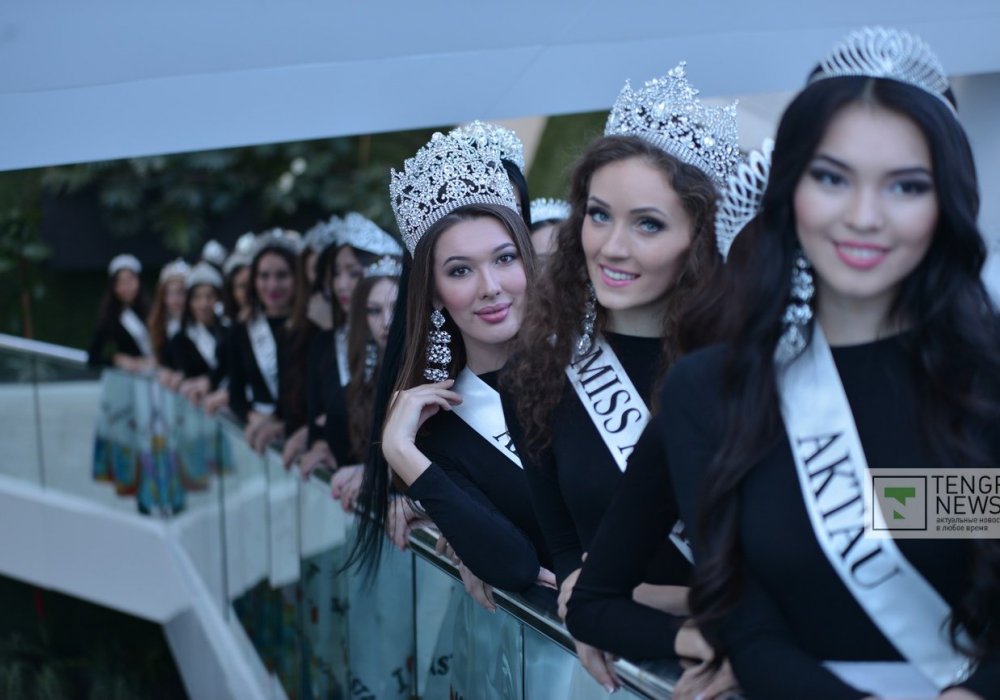С 2014 года члены жюри определяют тройку самых красивых девушек Казахстана.