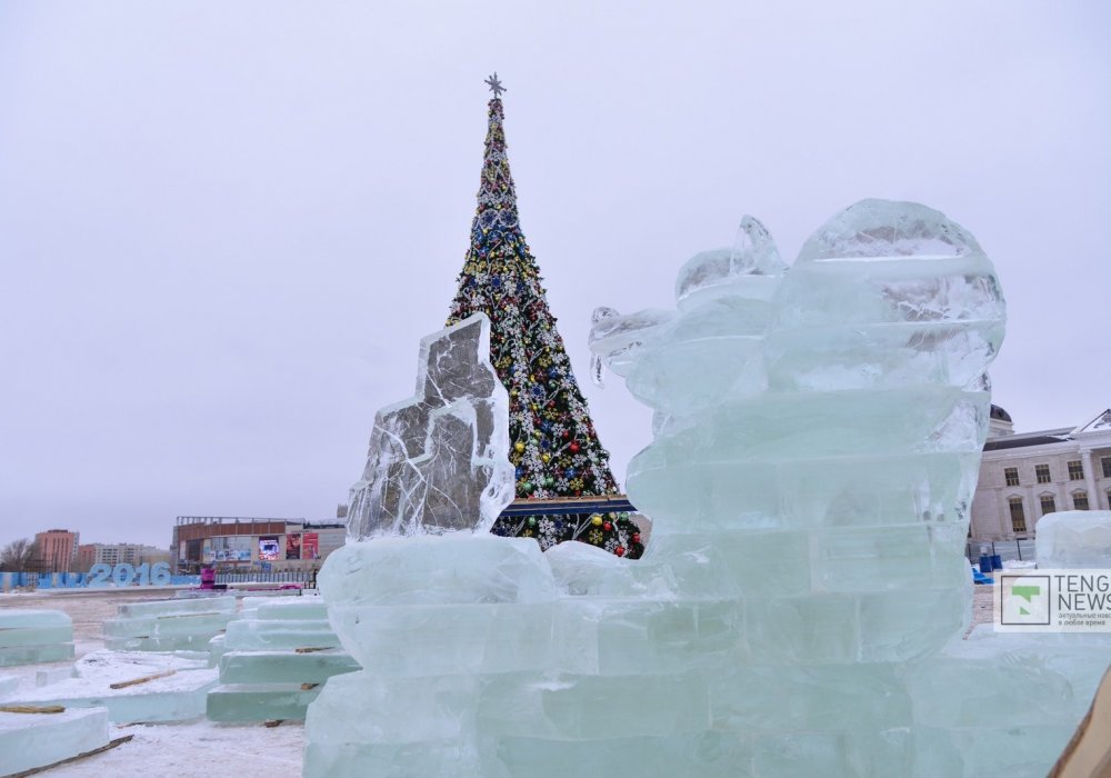 Зажжет главную елку 1 декабря сам Президент страны. Он примет участие в церемонии открытия главного ледового городка. 