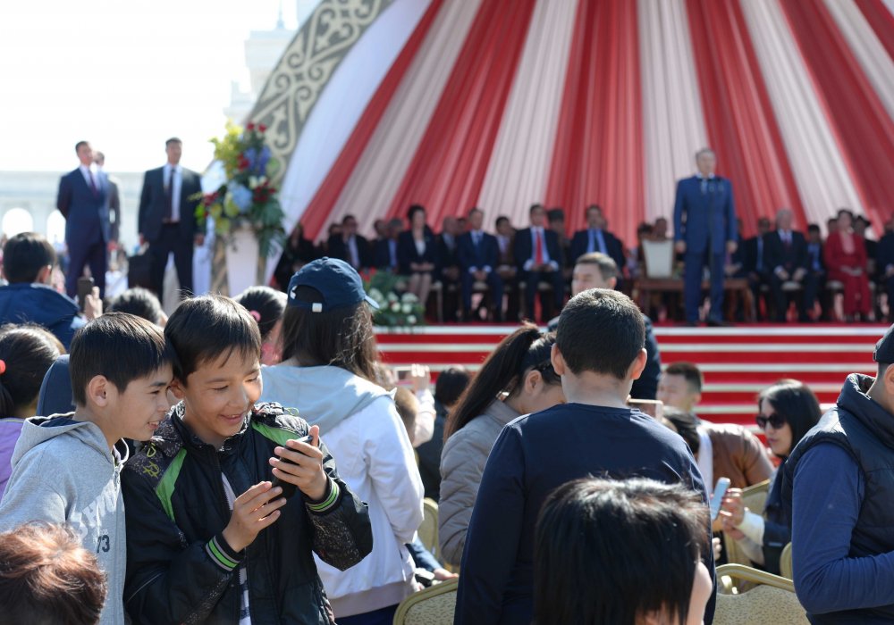 Во время празднования Дня единства народа Казахстана. Астана, площадь перед монументом "Қазақ елі", 1 мая 2015 года.