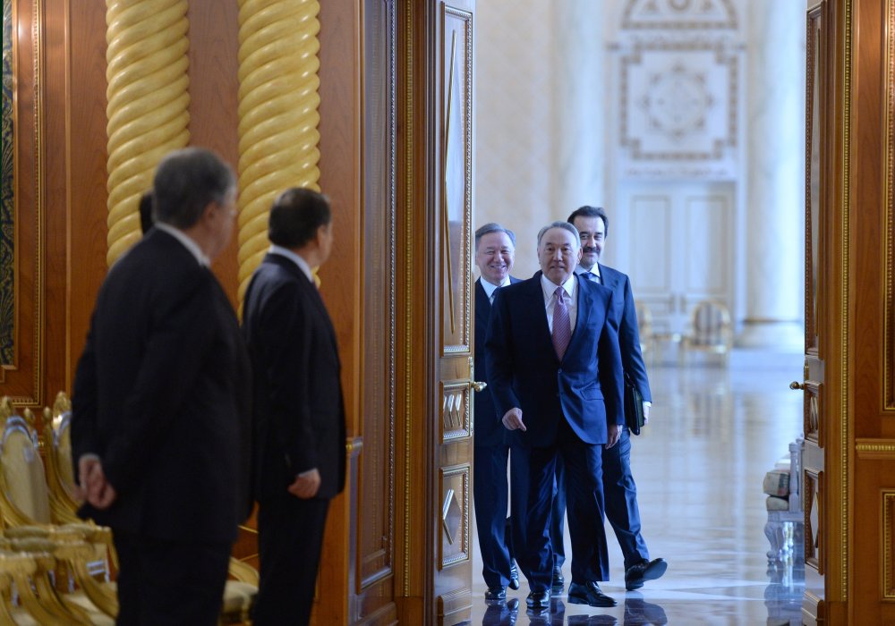 До начала заседания Совета национальных инвесторов. Астана, Акорда, 11 апреля 2014 года.